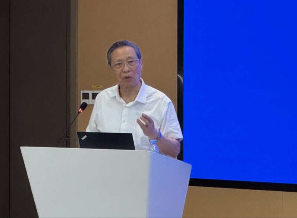 资深配资论坛网 钟南山院士：真正做出成绩的，无一例外都是很勤奋工作的