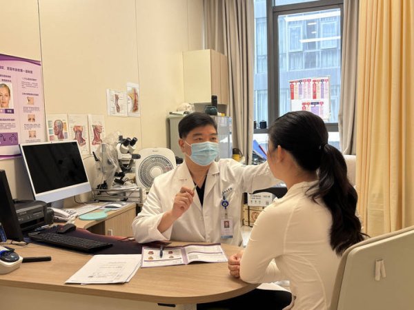 股票配资相 生活观察丨准大学生专属“变美福利”？美丽背后有风险！